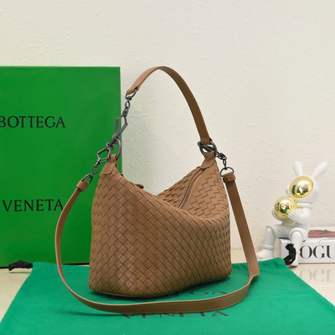 Batch 1260 BV classic women's hand-held shoulder crossbody bag, made of imported sheepskin purely hand-woven, lined with pigskin, equipped with original matte hardware, with long shoulder straps that can be adjusted in length, impeccable workmanship, top-notch craftsmanship, focusing on high-end quality, the first choice for product identification, real-life pictures 👉🏻The color is great👍 Size: 28*18*14 Model: 9843